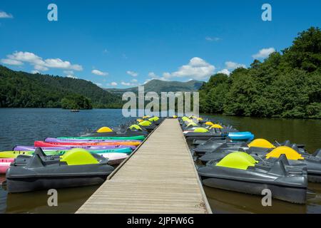 Lake Chambon. Sancy-Massiv im Hintergrund, Puy de Dome Abteilung. Auvergne Volcanoes National Park. Auvergne Rhone Alpes. Frankreich Stockfoto