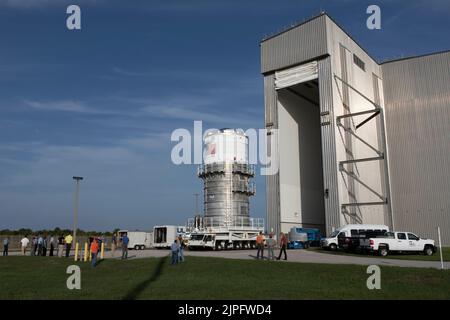 Kennedy Space Center, Florida, USA. 26.. Juli 2017. Die Interim Cryogenic Propulsion Stage (ICPS) wird vom Delta Operations Center zur Raumstation Processing Facility transportiert, wo sie zur Vorbereitung auf die Verarbeitung der NASA-Rakete des Space Launch Systems eingesetzt und gereinigt wird. Quelle: NASA/ZUMA Press Wire Service/ZUMAPRESS.com/Alamy Live News Stockfoto