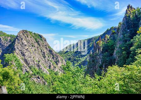 Ein Blick von den Felsen im Bode-Tal im Harz mit blauem Himmel im Sommer Stockfoto