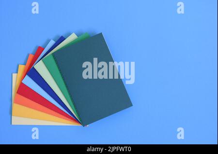 Bunte Notizbücher von oben, Schulbedarf, Bürobedarf Stockfoto
