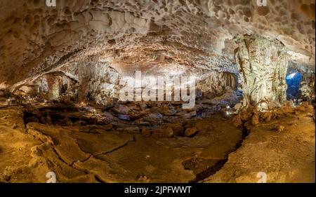 Berühmte Sung Sot Cave, auf Bo Hon Island, Ha Long Bay, Vietnam Stockfoto