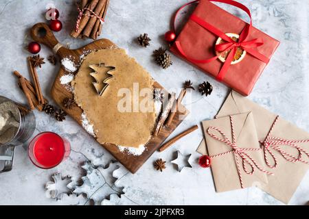 Traditionelle Weihnachten hausgemachte Lebkuchenkekse, Zimt und Neujahrsbriefe und Geschenkboxen. Flach liegend mit Kopierplatz. Stockfoto