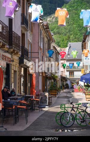 Le Bourg d'Oisans, Stadt bekannt für die Tour de France und als Eingang zum Nationalpark des Écrins in den französischen Alpen. Stockfoto
