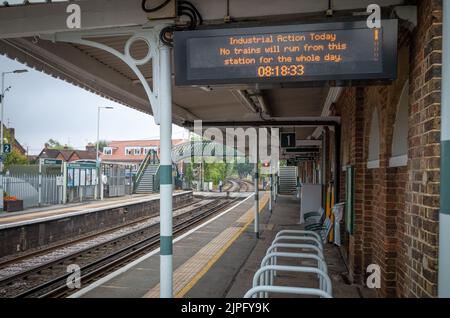 Billingshurst, West Sussex, Großbritannien, 18. August 2022. Eine Informationstafel am Bahnhof Billingshurst in West Sussex weist darauf hin, dass wegen Streiks keine Züge fahren. Aufgrund der Streikmaßnahmen der RMT-Union war die Mehrheit der britischen Züge am Donnerstag und am kommenden Samstag nicht in Betrieb, da mehr als 45.000 Eisenbahner in einem Streit über Bezahlung und Bedingungen ausgingen. Quelle: Andy Soloman/Alamy Live News Stockfoto