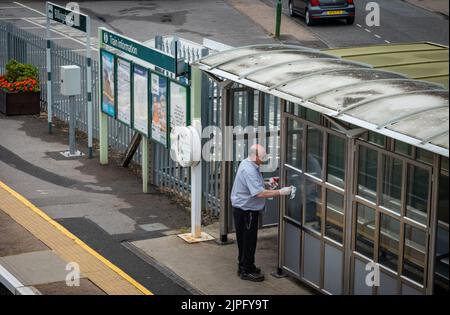 Billingshurst, West Sussex, Großbritannien, 18. August 2022. Da aufgrund eines Streiks der RMT-Union keine Züge fahren, nutzt ein Bahnhofsmitarbeiter in Billingshurst seine Zeit, um einen Unterstand auf dem Bahnsteig zu reinigen. Aufgrund von Streiks lief die Mehrheit der britischen Züge am Donnerstag und am kommenden Samstag nicht, da mehr als 45.000 Eisenbahner in einem Streit über Bezahlung und Bedingungen ausgingen. Quelle: Andy Soloman/Alamy Live News Stockfoto