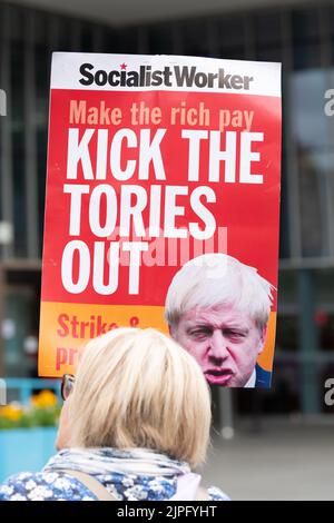 Plakat „Kick the Tories out“, das von Protestierenden vor den Wahlkampfaufenthalten der konservativen Führer in Perth, Schottland, Großbritannien, gehalten wurde 16. August 2022 Stockfoto