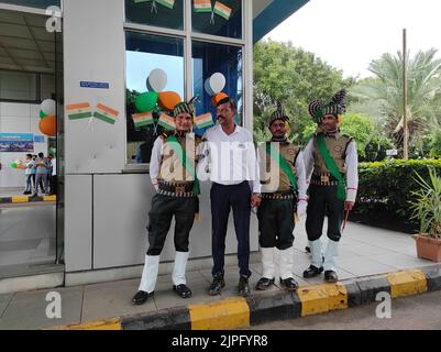 Nach dem Gruß an die Flagge in Gujarat Tata Motors feiern alle, indem sie gemeinsam für ein Foto posieren. 15. August Stockfoto