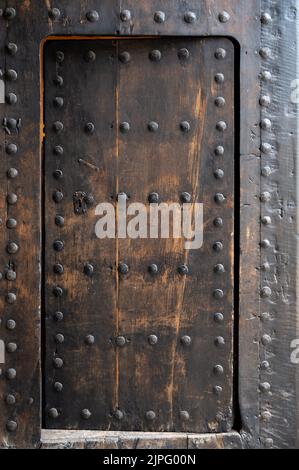 Beispiel mittelalterlicher geometrischer Ornamente an alten Holztüren in Granada, Andalusien, Spanien Stockfoto