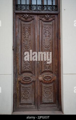 Beispiel mittelalterlicher geometrischer Ornamente an alten Holztüren in Granada, Andalusien, Spanien Stockfoto