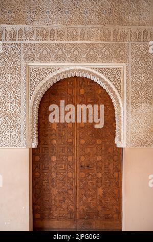 Beispiel mittelalterlicher geometrischer Ornamente an alten Holztüren in Granada, Andalusien, Spanien Stockfoto