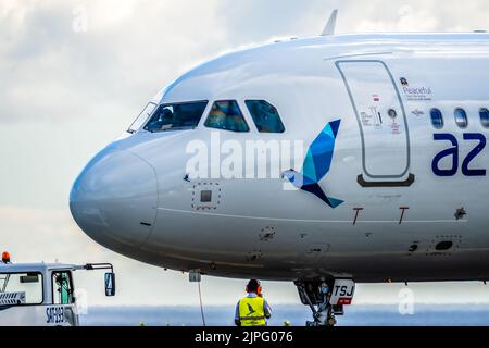 Ponta Delgada, Portugal - 9. Juli 2022: Azores Airlines Airbus A321-253NX - friedlich auf der Start- und Landebahn des Flughafens. Airbus A321 mit dem friedlichen Thema Stockfoto