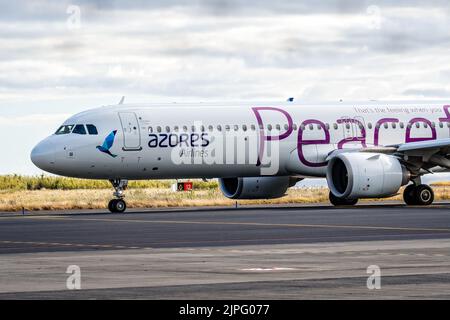 Ponta Delgada, Portugal - 9. Juli 2022: Azores Airlines Airbus A321-253NX - friedlich auf der Start- und Landebahn des Flughafens. Airbus A321 mit dem friedlichen Thema Stockfoto