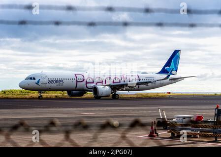 Ponta Delgada, Portugal - 9. Juli 2022: Azores Airlines Airbus A321-253NX - friedlich auf der Start- und Landebahn des Flughafens. Airbus A321 mit dem friedlichen Thema Stockfoto