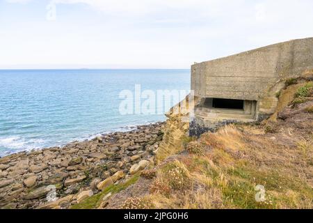 Bunker von Deutschland während des Zweiten Weltkriegs in der Nähe von Cap Gris Nez an einem ruhigen bewölkten Tag im Sommer gebaut Stockfoto