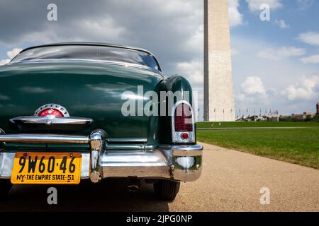 Washington, USA. 10. August 2022. Eine Mercury Sport Sedan 1951 ist am Washington Monument geparkt. Das Auto ist eines von mehr als 20 antiken Autos und Lastwagen, die in dem Film ''Rustin'' über den Bürgerrechtler Bayard Rustin verwendet wurden. Der Film wird von der Produktionsfirma Higher Ground Productions von Barack und Michelle Obama produziert und wird 2023 auf Netflix debütieren. (Bild: © Allison Bailey/SOPA Images via ZUMA Press Wire) Stockfoto