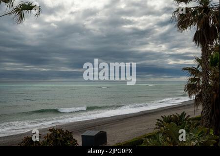 Blick auf Strand und Küste in Torrox Costa, Costa del Sol, kleine touristische Stadt zwischen Malaga und Nerja, Andalusien, Spanien. Überwinterer in Spanien. Stockfoto