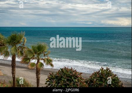 Blick auf Strand und Küste in Torrox Costa, Costa del Sol, kleine touristische Stadt zwischen Malaga und Nerja, Andalusien, Spanien. Überwinterer in Spanien. Stockfoto