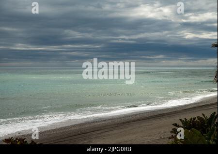 Blick auf Strand und Küste in Torrox Costa, Costa del Sol, kleine touristische Stadt zwischen Malaga und Nerja, Andalusien, Spanien. Überwinterer in Spanien. Stockfoto