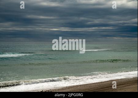 Blick auf Strand und Küste in Torrox Costa, Costa del Sol, kleine touristische Stadt zwischen Malaga und Nerja, Andalusien, Spanien. Überwinterer in Spanien. Stockfoto