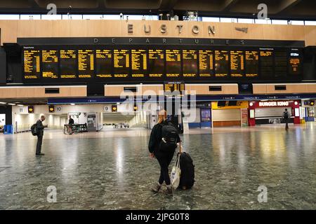 Passagiere an einem ruhigen Londoner Bahnhof Euston. Bilddatum: Donnerstag, 18. August 2022. Stockfoto