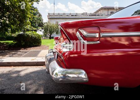 Washington, USA. 10. August 2022. Details eines 1955 Plymouth Belvedere. Es ist eines von mehr als 20 antiken Autos und Lastwagen, die in dem Film ''Rustin'' über den Bürgerrechtler Bayard Rustin verwendet werden. Der Film wird von der Produktionsfirma Higher Ground Productions von Barack und Michelle Obama produziert und wird 2023 auf Netflix debütieren. (Bild: © Allison Bailey/SOPA Images via ZUMA Press Wire) Stockfoto