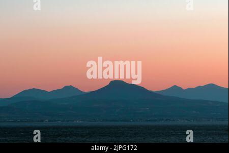 Sonnenuntergang über dem Peloponnes mit Blick von Loutraki Griechenland im Sommer Stockfoto