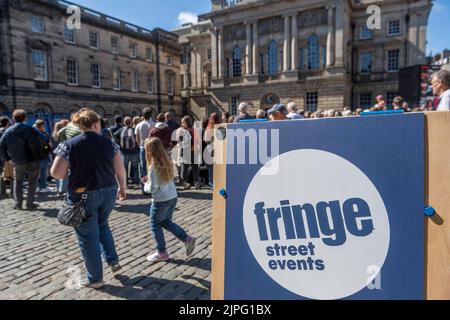 ROYAL MILE, EDINBURGH, GROSSBRITANNIEN. 17. August 2022. VEREINIGTES KÖNIGREICH. DAS EDINBURGH FRINGE FESTIVAL IST IN VOLLEM GANGE UND DIE MENGE WAR HEUTE IN DER EDINBURGH'S ROYAL MILE, UM DIE STRASSENKÜNSTLER UND SHOWS IN AKTION ZU SEHEN. PIC Credit: phil wilkinson/Alamy Live News Stockfoto