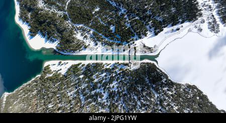 der kanal verbindet die beiden alpinen Seen plansee und heiterwanger See im Winter mit der Eisoberfläche Stockfoto