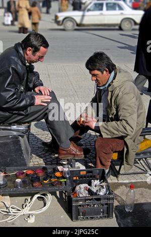 Schuhputzservice auf dem Fußweg im Zentrum von Tirana, Albanien Stockfoto