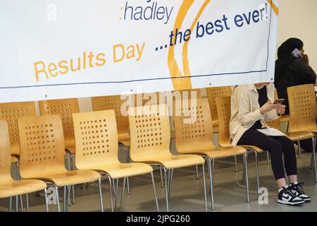 Schüler erhalten ihre Studienergebnisse an der Oasis Academy Hadley, Enfield, Nord-London. Bilddatum: Donnerstag, 18. August 2022. Stockfoto