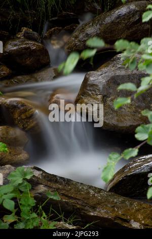 Eine vertikale Aufnahme eines kleinen Wasserfalls Stockfoto