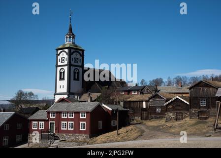 Eine achteckige, weiß getünchte Steinkirche wurde 1784 in Røros, einer Bergbaustadt mit historischen Holzgebäuden in Mittelnorwegen, erbaut. Stockfoto