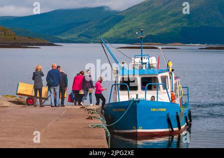 Passagiere, die am Port Appin Loch Linnhie eine Fähre besteigen. Argyll. Schottland. Stockfoto