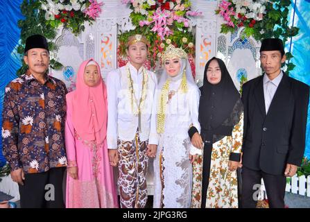 Tegal, INDONESIEN - 19. Juli 2020: Die Braut und der Bräutigam mit ihren Familien. Stockfoto