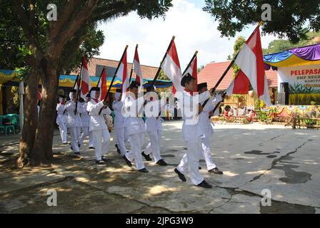 Tegal, INDONESIEN, 14. Mai 2018 - Eine Gruppe von Fahnenwerfern macht bei der Abschlussfeier der Junior High School einen fahnenmarsch Stockfoto