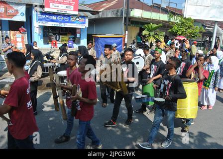 Tegal, INDONESIEN, 3. Mai 2018 - Eine Gruppe von Straßenmusikern, die verschiedene Arten traditioneller indonesischer Musikinstrumente halten Stockfoto