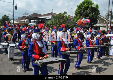 Tegal, INDONESIEN, 3. Mai 2018 - Eine Gruppe von Marschkapellenparaden in blauer Uniform mit ein paar Mädchen, die Hijab vor der Schlange trugen Stockfoto