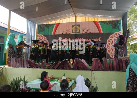 Tegal, INDONESIEN, 3. Mai 2018 - muslimische Kindergartenschüler erhalten bei ihrem Abschluss ein Diplom von ihren Lehrern Stockfoto