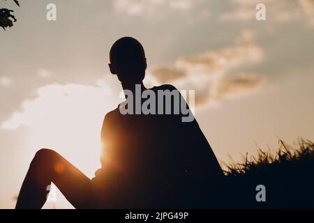 Porträt einer jungen lächelnden, tausendjährigen europäischen Kurzhaarigen. Schöne glücklich blonde Mädchen im Freien. Sommermode Damenbekleidung. Stockfoto