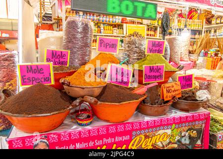 Mull-Schalen zum Verkauf auf dem Coyoacan Markt in Mexiko-Stadt, Mexiko Stockfoto