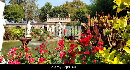 LUCCA, ITALIEN - 16. SEPTEMBER 2018: Dies ist der Pool mit dem Brunnen, der von klassischen Statuen im Barockgarten des Palazzo Pfanner umgeben ist. Stockfoto