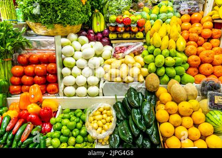 Verschiedene Obst- und Gemüsesorten werden auf dem Coyoacan Market in Mexiko-Stadt, Mexiko, verkauft Stockfoto