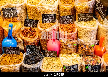 Verschiedene Nüsse, getrocknete Früchte und Hülsenfrüchte werden auf dem Coyoacan Markt in Mexiko-Stadt, Mexiko, verkauft Stockfoto