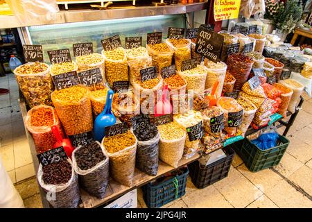 Verschiedene Nüsse, getrocknete Früchte und Hülsenfrüchte werden auf dem Coyoacan Markt in Mexiko-Stadt, Mexiko, verkauft Stockfoto