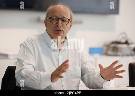 Düsseldorf, Deutschland. 18. August 2022. Michel Favre, Chief Executive Officer (CEO) von Hella, hält eine Pressekonferenz ab. Der in Lippstadt ansässige Beleuchtungsspezialist Hella ist mehrheitlich im Besitz des französischen Automobilzulieferers Faurecia. Seit Februar firmen die beiden Unternehmen unter dem Namen Forvia. Das Unternehmen sagt, dass es mit über 150.000 Mitarbeitern der siebtgrößte Automobilzulieferer der Welt ist. Kredit: David Young/dpa/Alamy Live Nachrichten Stockfoto