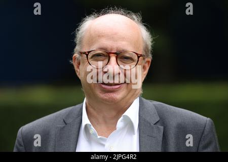 Düsseldorf, Deutschland. 18. August 2022. Michel Favre, Chief Executive Officer (CEO) von Hella, steht vor dem KPMG-Gebäude. Der in Lippstadt ansässige Beleuchtungsspezialist Hella ist mehrheitlich im Besitz des französischen Automobilzulieferers Faurecia. Seit Februar firmen die beiden Unternehmen unter dem Namen Forvia. Das Unternehmen behauptet, mit über 150.000 Mitarbeitern der siebtgrößte Automobilzulieferer der Welt zu sein. Kredit: David Young/dpa/Alamy Live Nachrichten Stockfoto