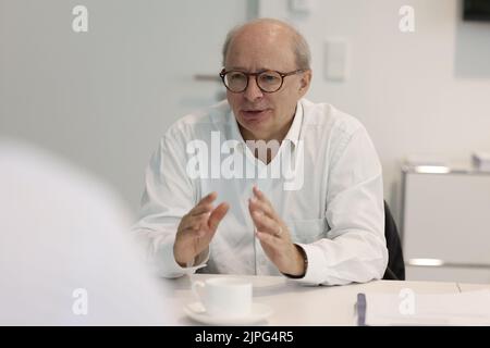 Düsseldorf, Deutschland. 18. August 2022. Michel Favre, Chief Executive Officer (CEO) von Hella, hält eine Pressekonferenz ab. Der in Lippstadt ansässige Beleuchtungsspezialist Hella ist mehrheitlich im Besitz des französischen Automobilzulieferers Faurecia. Seit Februar firmen die beiden Unternehmen unter dem Namen Forvia. Das Unternehmen sagt, dass es mit über 150.000 Mitarbeitern der siebtgrößte Automobilzulieferer der Welt ist. Kredit: David Young/dpa/Alamy Live Nachrichten Stockfoto
