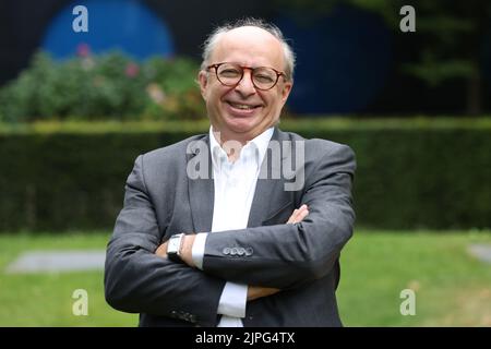 Düsseldorf, Deutschland. 18. August 2022. Michel Favre, Chief Executive Officer (CEO) von Hella, steht vor dem KPMG-Gebäude. Der in Lippstadt ansässige Beleuchtungsspezialist Hella ist mehrheitlich im Besitz des französischen Automobilzulieferers Faurecia. Seit Februar firmen die beiden Unternehmen unter dem Namen Forvia. Das Unternehmen behauptet, mit über 150.000 Mitarbeitern der siebtgrößte Automobilzulieferer der Welt zu sein. Kredit: David Young/dpa/Alamy Live Nachrichten Stockfoto