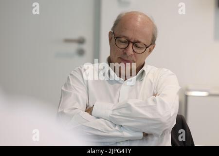 Düsseldorf, Deutschland. 18. August 2022. Michel Favre, Chief Executive Officer (CEO) von Hella, hält eine Pressekonferenz ab. Der in Lippstadt ansässige Beleuchtungsspezialist Hella ist mehrheitlich im Besitz des französischen Automobilzulieferers Faurecia. Seit Februar firmen die beiden Unternehmen unter dem Namen Forvia. Das Unternehmen sagt, dass es mit über 150.000 Mitarbeitern der siebtgrößte Automobilzulieferer der Welt ist. Kredit: David Young/dpa/Alamy Live Nachrichten Stockfoto