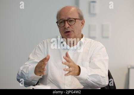 Düsseldorf, Deutschland. 18. August 2022. Michel Favre, Chief Executive Officer (CEO) von Hella, hält eine Pressekonferenz ab. Der in Lippstadt ansässige Beleuchtungsspezialist Hella ist mehrheitlich im Besitz des französischen Automobilzulieferers Faurecia. Seit Februar firmen die beiden Unternehmen unter dem Namen Forvia. Das Unternehmen sagt, dass es mit über 150.000 Mitarbeitern der siebtgrößte Automobilzulieferer der Welt ist. Kredit: David Young/dpa/Alamy Live Nachrichten Stockfoto